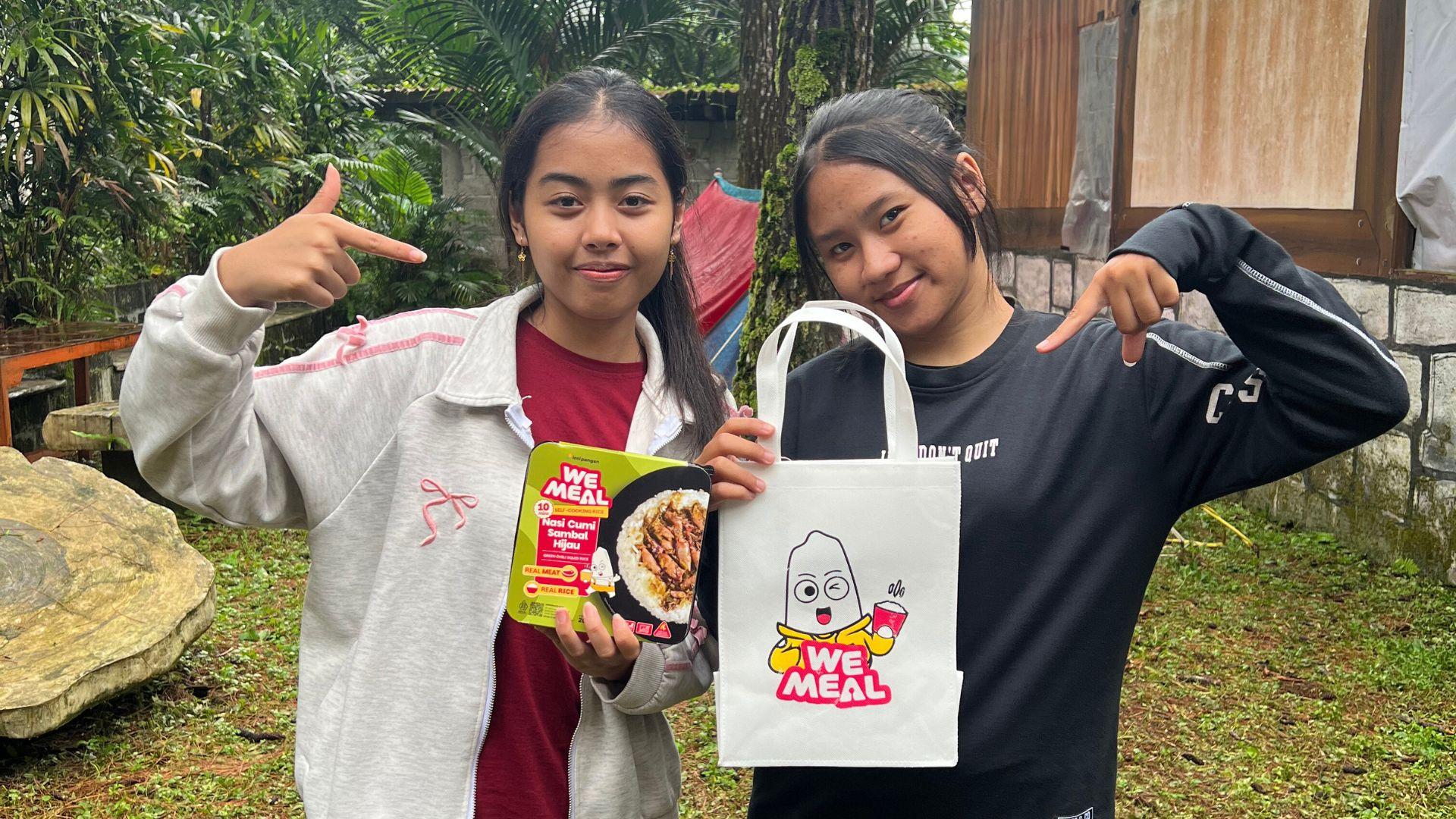 WEMEAL Hangatkan Law Camp FH Unitomo, Hadirkan Solusi Makan Praktis di Tengah Hutan