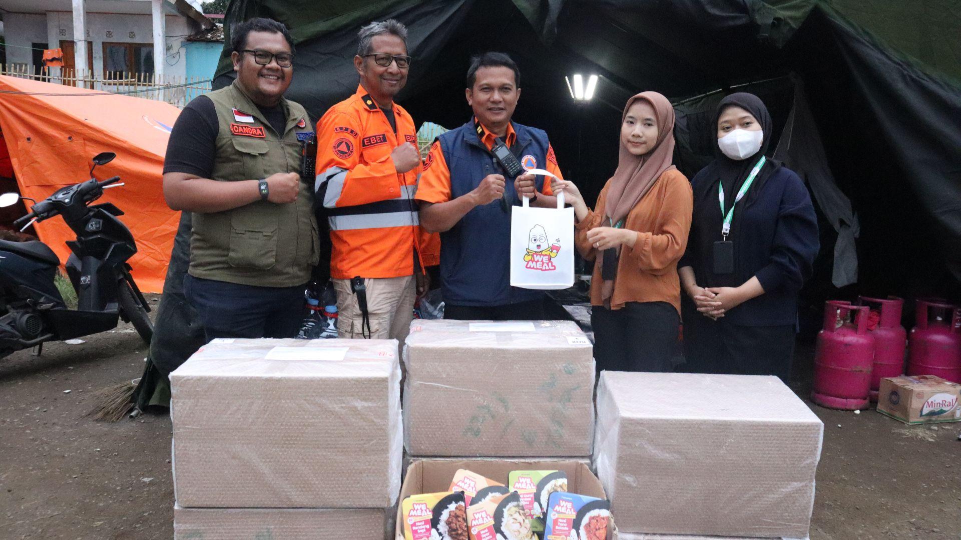 Tanggap Bencana Longsor Cisarua, WEMEAL Salurkan Bantuan Makanan Self-Heating untuk Pengungsi dan Relawan